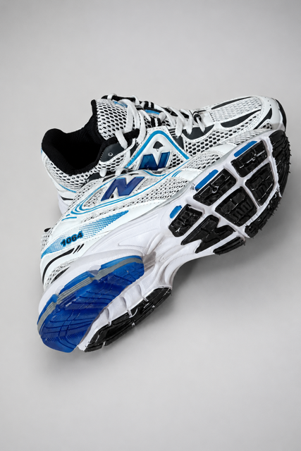 کتونی 1064 New Balance مدل اسپرت رانینگ با طراحی ارگونومیک و رنگ سفید نقرهای آبی